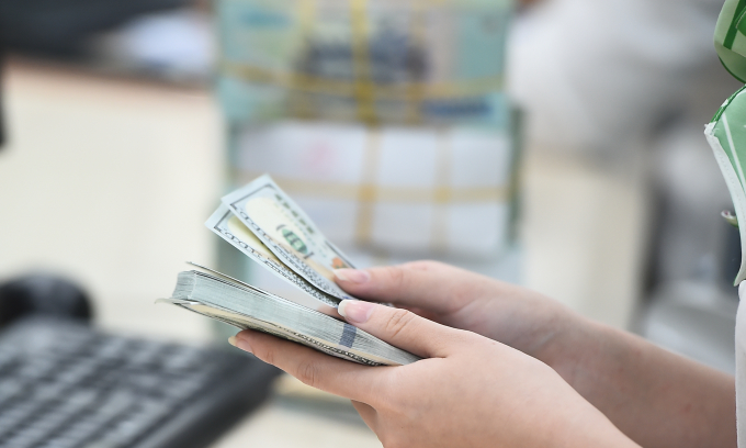 Dollar slips against dong
