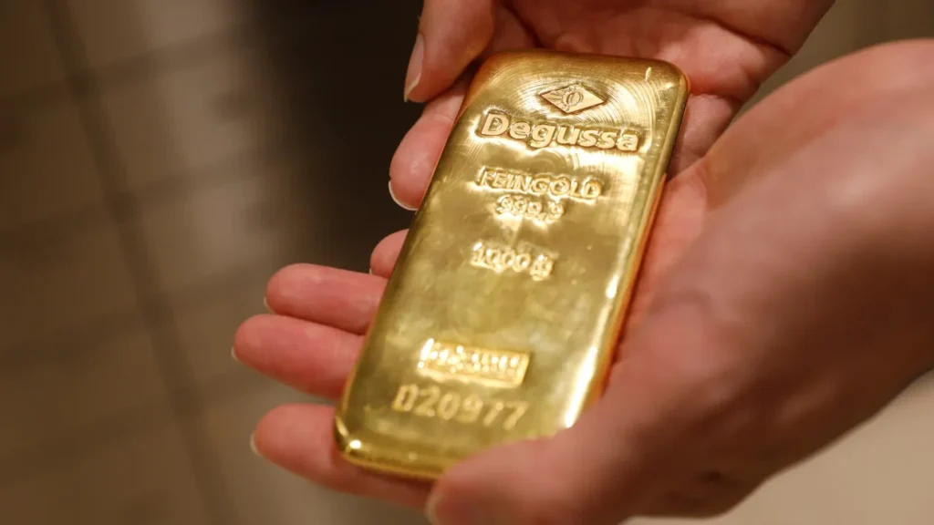 Gold set for biggest drop in over a month as bets on large Fed rate cut fade