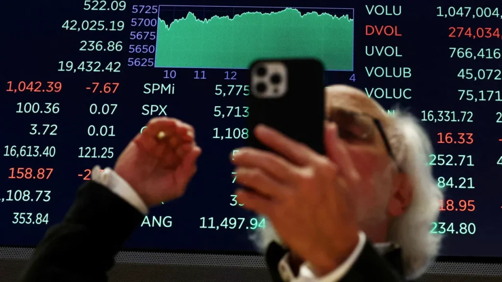 S&P 500 posts record close on Monday to cap winning month and quarter