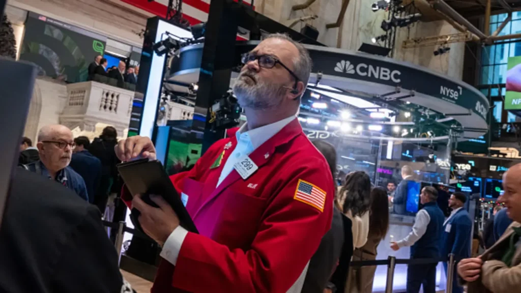 S&P 500 rises 1% on Christmas Eve, tech stocks lift the market again