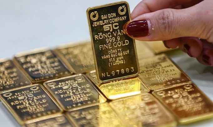 Gold prices decline