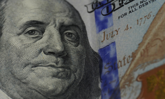 Black market dollar edges down against dong