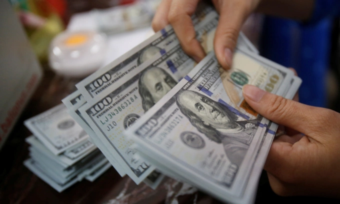 Dollar drops marginally against dong on black market