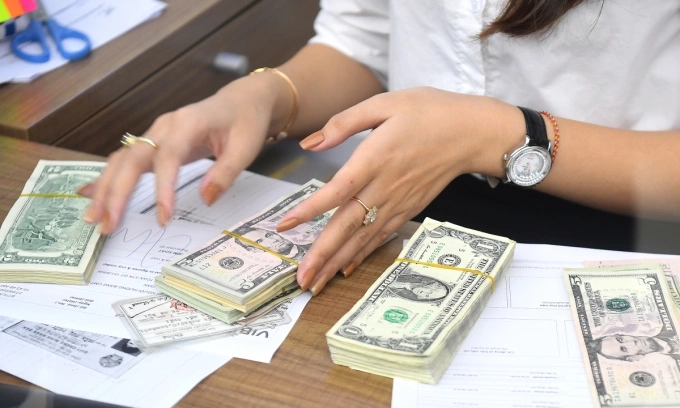 Dollar slips against dong