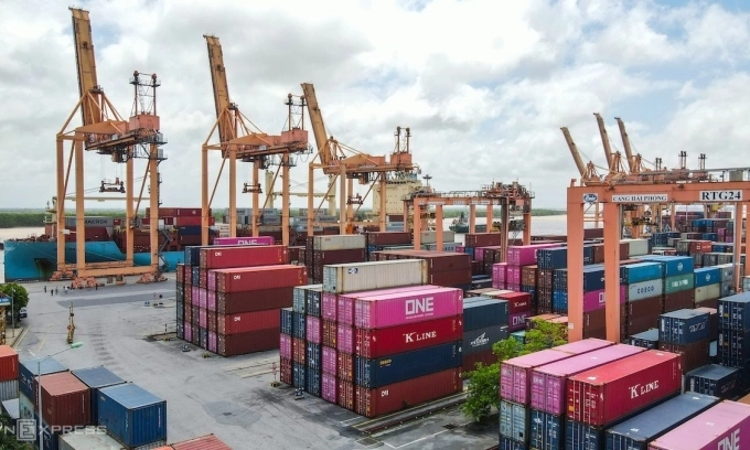 Vietnam posts nearly $14B trade surplus in eight months