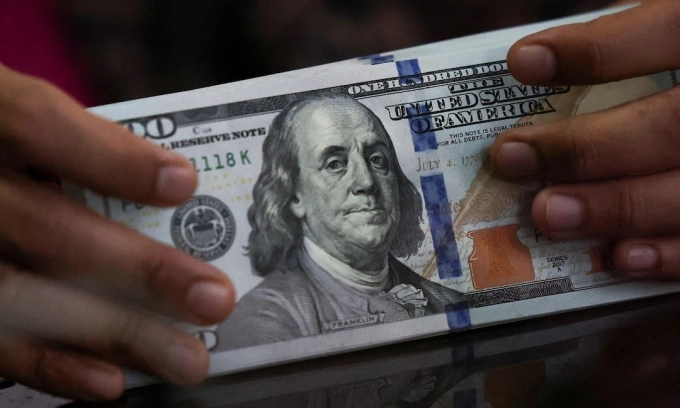 Dollar slips against dong