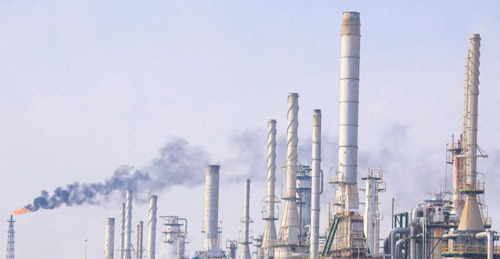 Oil reverses gains on US supply forecast