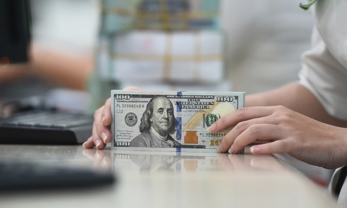 Dollar strengthens against dong