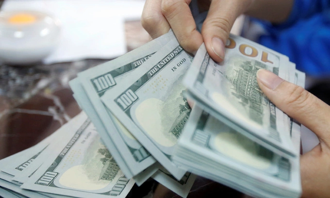 Dollar strengthens against dong