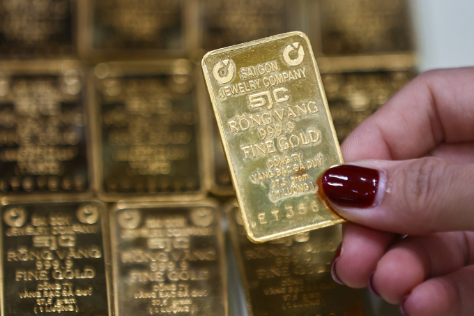 Gold prices fall