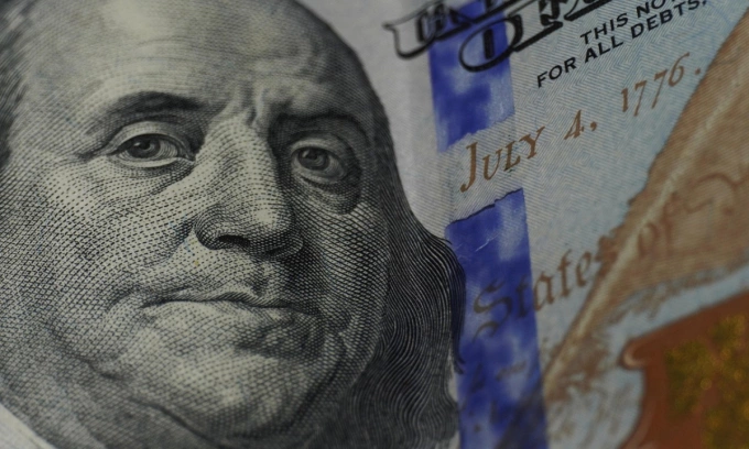 Dollar gains marginally against dong