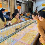 Gold prices extend losses, bargain hunters keep buying