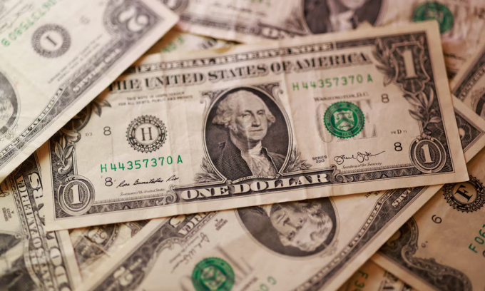 Dollar slips against dong