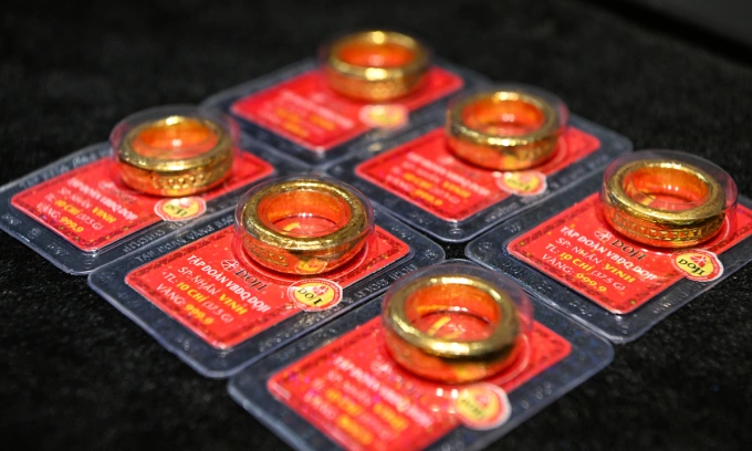 Gold prices extend loss, heading down to January level