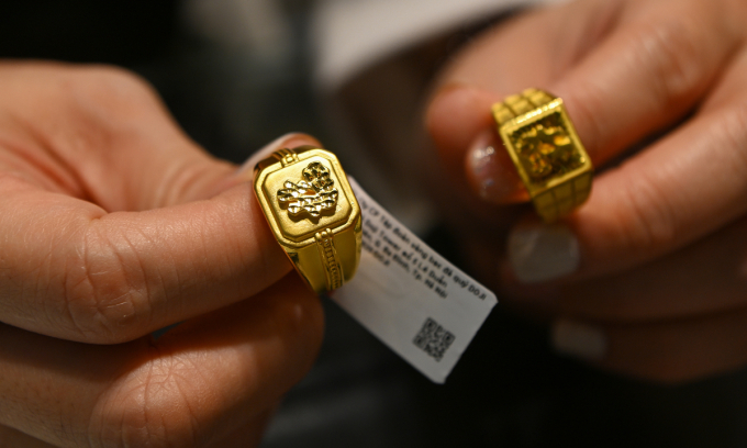 Gold prices recover from 4-month low