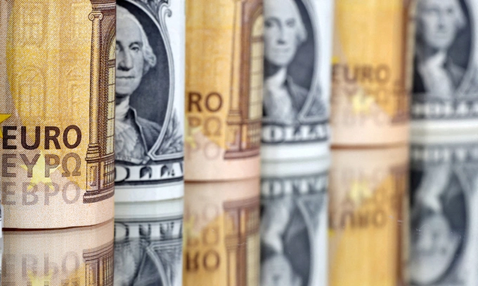 Dollar inches down against dong on black market