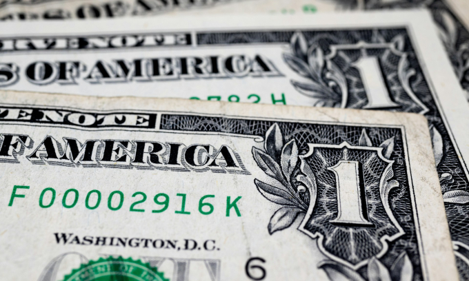 Dollar rises against dong