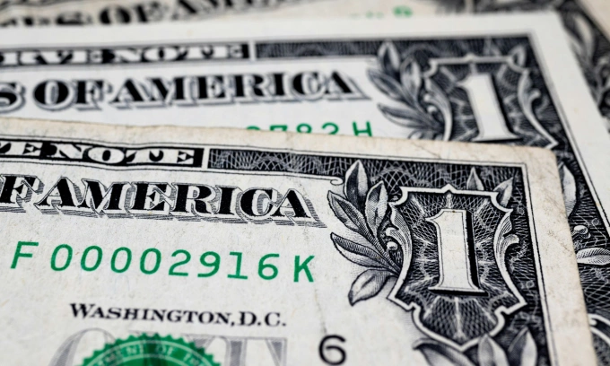Dollar edges higher against dong on black market