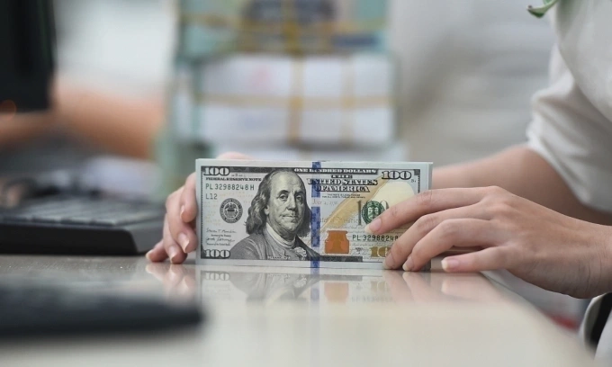 Dollar rises against dong