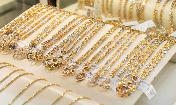 Gold prices edge up