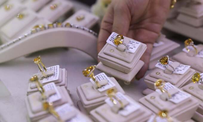 Gold prices edge up