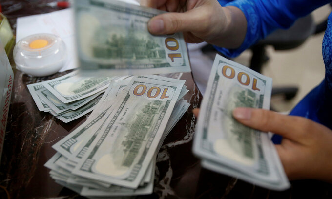 Dollar climbs against dong on black market