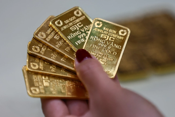 Gold prices extend morning drop