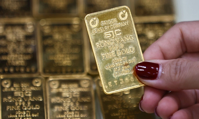 Gold prices slip after morning gain