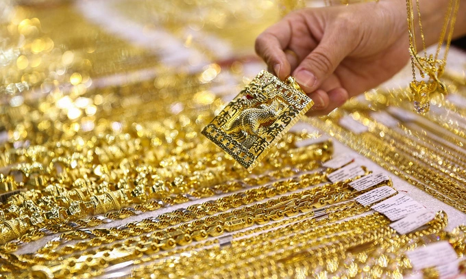 Gold prices decline