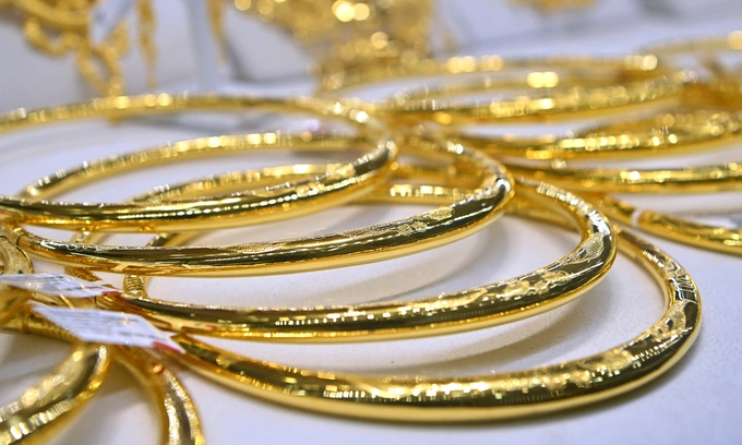 Gold prices slip