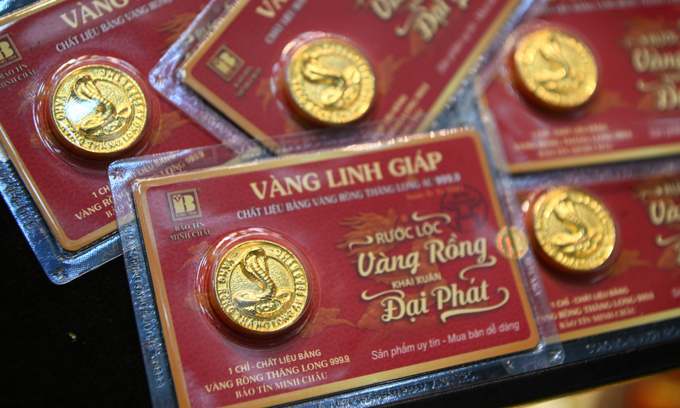 Gold prices inch down