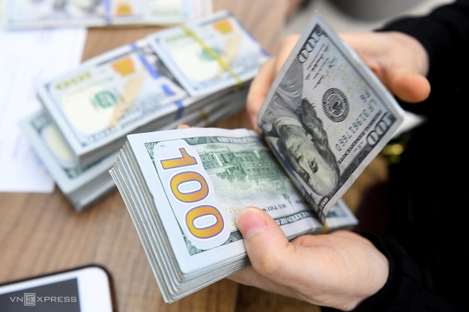 Dollar strengthens against dong