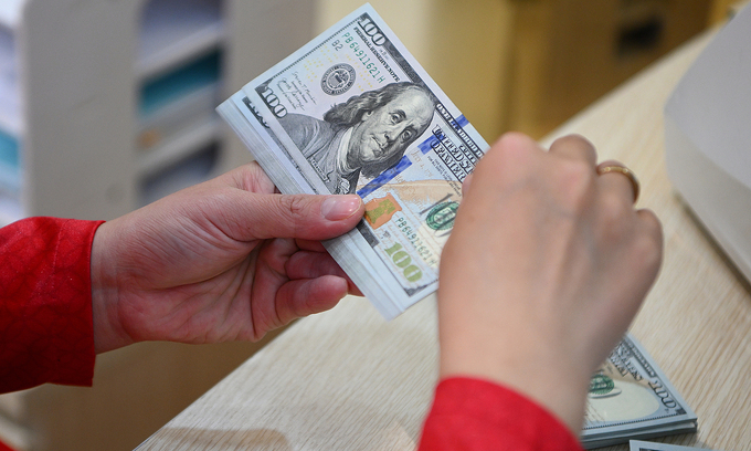 Dollar rises against dong
