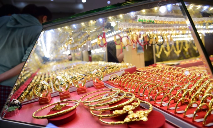 Gold prices extend slide at 6-week bottom