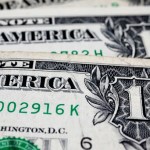 Dollar weakens against dong on black market