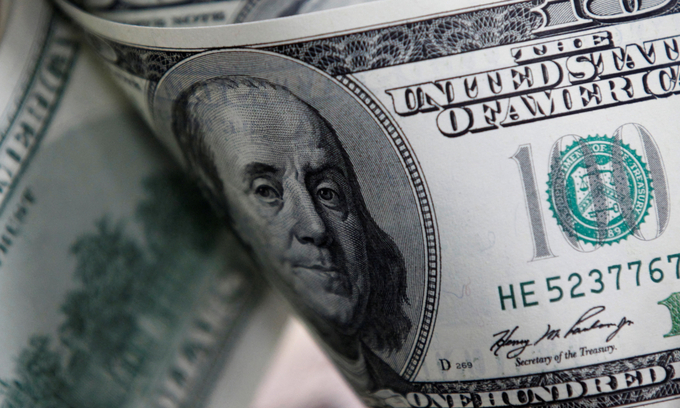 Dollar hovers at 3-week low against dong