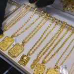 Gold prices tiptoe up