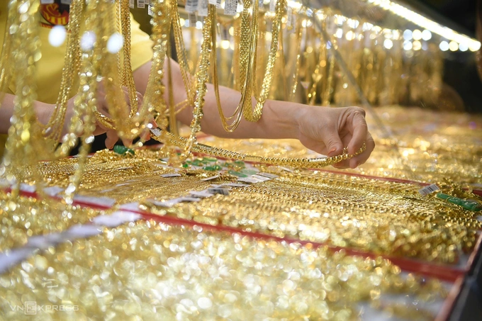 Gold prices drop