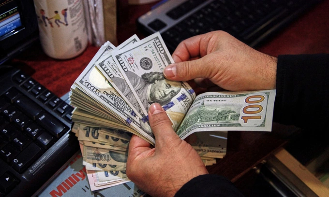 Dollar tiptoes up against dong