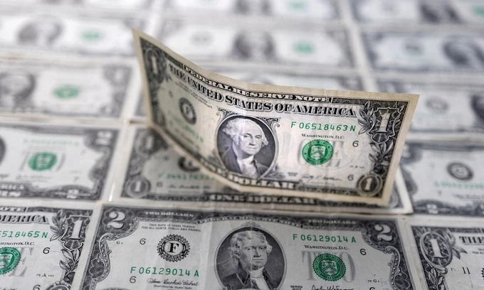 Dollar falls against dong