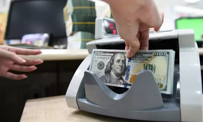 Dollar weakens against dong