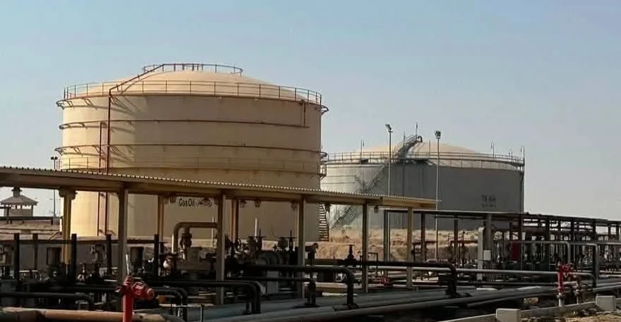 Oil slips as war risks test markets