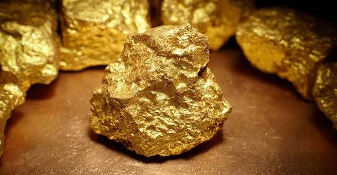 Gold extends weekly decline as Fed concerns mount