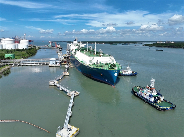 Banking, oil stocks push VN-Index above 1,800 points