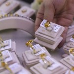 Gold prices dip