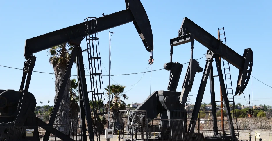 Oil prices fall, but Hormuz risks lift weekly outlook